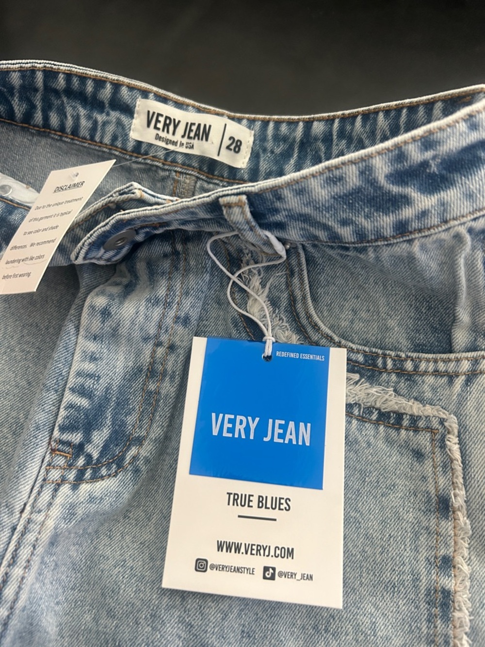 NWT Very Jean "True Blues" Wide Leg Raw Edge Detail Jeans - Picture 2 of 5